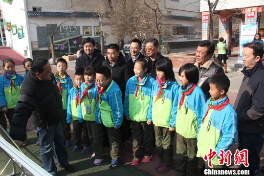 图为青海省西宁市少年儿童了解“中国最美湖泊”青海湖的保护情况。　应富成 摄