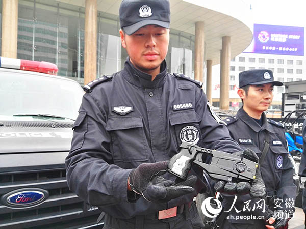 警方展示的电击枪