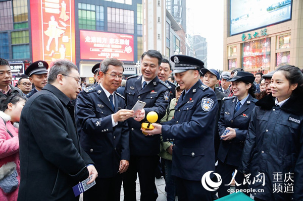 重庆市政府应急办领导、市公安局领导参与“110宣传日”活动。