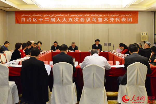 图为参加新疆维吾尔自治区十二届人大五次会议的乌鲁木齐代表团正在审议政府工作报告。马冰倩 摄