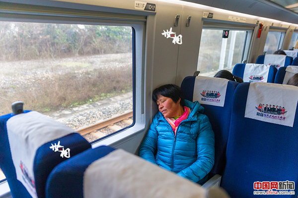 袁道荣坐在火车上休息。