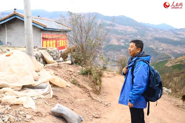 郭晓鸣到四川凉山州喜德县尔吉村调研。人民网 朱虹/摄
