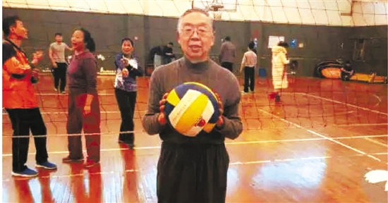 他当运动员时,排球还是9个人打_凤凰资讯