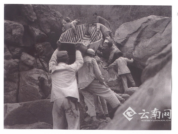 勘察队员们把考察船推过急流险滩