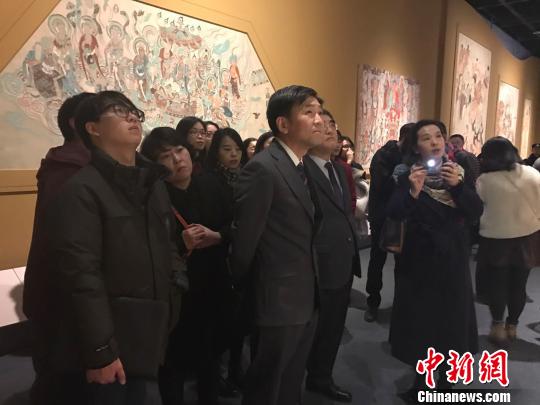 成都博物馆成“网红”景点 外国领事组团参观敦煌艺术大展