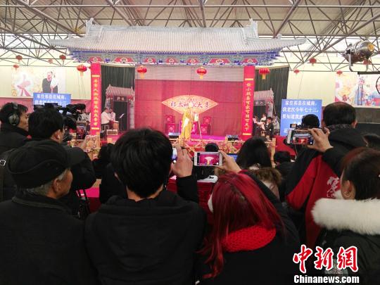 山西祁县举办祁太秧歌大赛，戏迷热情高涨。　李新锁　摄
