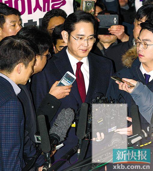 ■1月12日,在韩国首尔,三星电子副会长李在镕(中)在接受特别检察组讯问前接受采访。新华社发