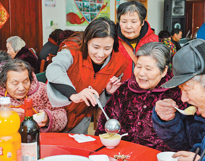 1月16日,钱海军志愿服务中心的志愿者们陪着老人们一起吃团圆饭.