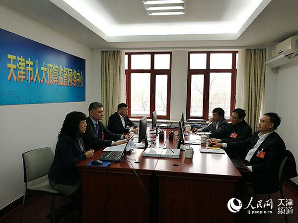 天津市人大常委会财经预算工委负责人介绍情况 唐玉洁/摄