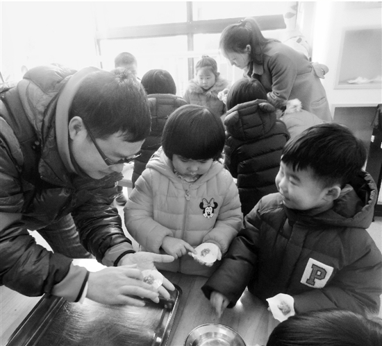 小朋友集体过年领会传统文化_凤凰资讯