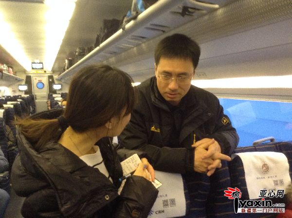 乘客在接受亚心网记者采访