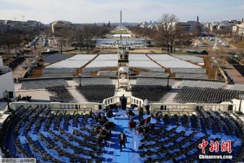 当地时间1月15日，美国华盛顿国会大厦前举行特朗普就职仪式彩排。图为工作人员现场铺设设备。