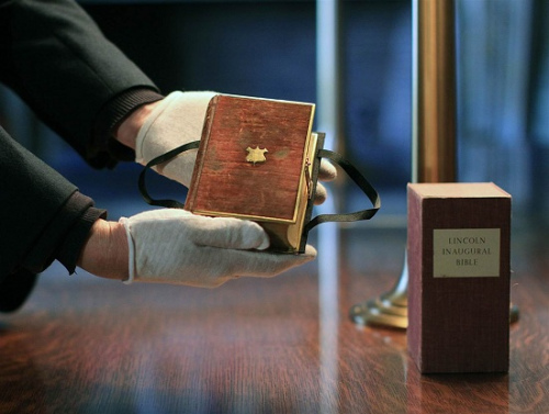 资料图：林肯总统宣誓就职时使用的《圣经》。