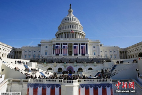 2017年1月15日，美国华盛顿国会大厦前举行特朗普就职仪式彩排。图为现场模拟总统宣誓现场。