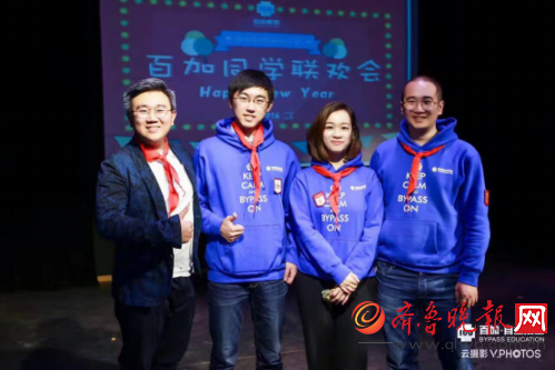 图为蔡宇奎(左二)与他的创业伙伴们