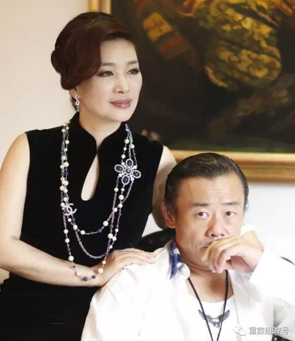 ▲周立波与现任妻子。 资料图片