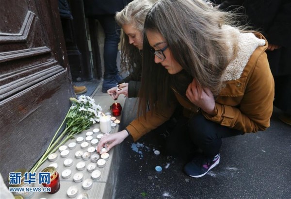 1月21日，在匈牙利布达佩斯，人们在遇难学生就读的中学门口点蜡烛悼念。新华社/路透