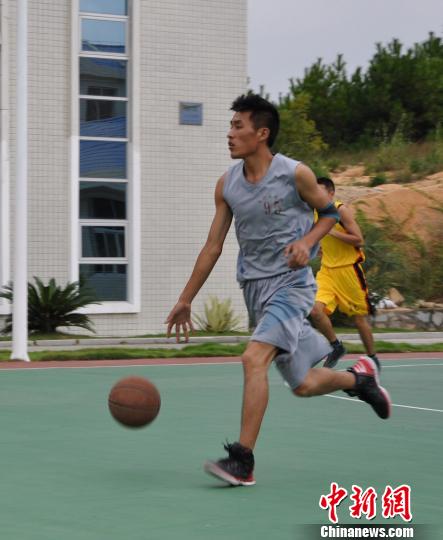 飞行员王晓冬酷爱篮球，有个外号叫“黑曼巴”，这是他在篮球赛中的矫健身影。　冯高俊 摄