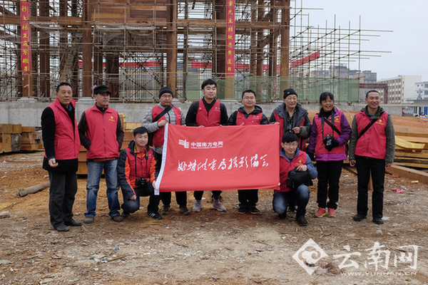 志愿者合影 老大娘,"全家福"中的你,漂不漂亮? 摄影志愿者王克红凑过去问道。 说实话,你们把我拍得真的很漂亮! 王克红的话引来现场一片笑声。 这张照片我一定会好好保存,也要让子子孙孙都记住今天这个大好日子!老大娘补充道。 尽管冷风习习,但摄影志愿者们拍摄全家福的热情丝毫没有受到影响。