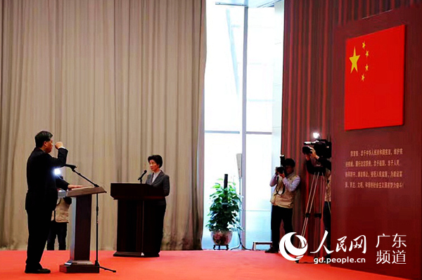 新当选的广东省省长马兴瑞向宪法宣誓。  刘远忠  摄