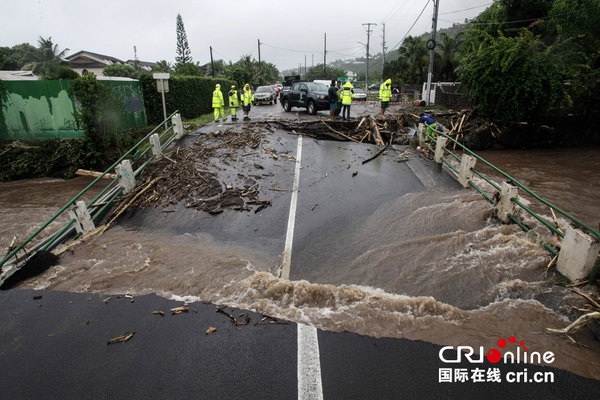 　　当地时间2017年1月22日，法国塔希提岛，强降雨引发洪涝，一条道路被冲毁。图片来源：视觉中国