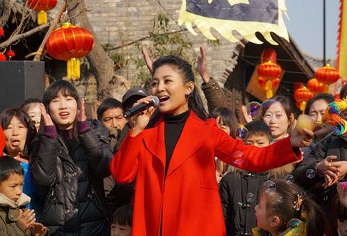 阿鲁阿卓亮相央视2017东西南北贺新春 欢歌送