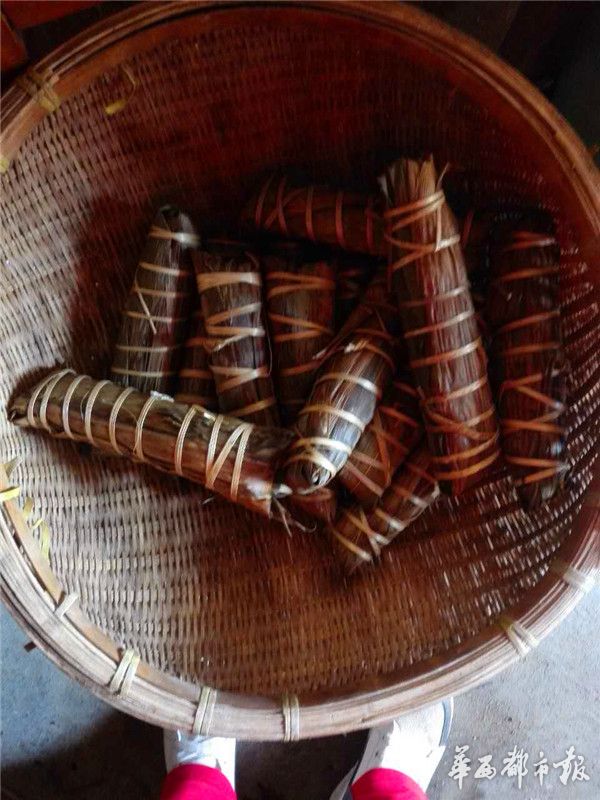 粤西年味丨大年初一重头戏 全家一起包长粽子