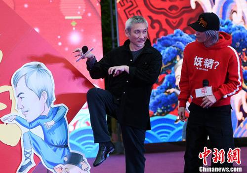 中国农历鸡年电影春节档首日票房近8亿元 刷新