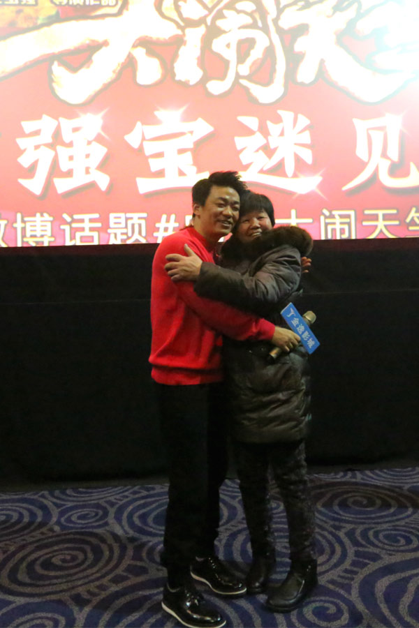 　　王宝强与母亲温馨拥抱