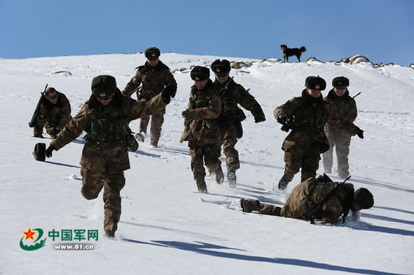 连官兵踏雪巡逻 1月31日,农历正月初四,为进一步加强春节期间边境管控