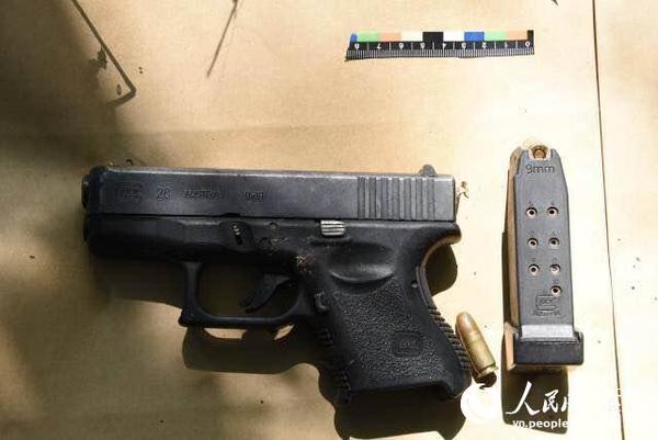 警方现场缴获制式手枪1支、子弹10发。（供图）