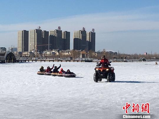 东北城市中湖泊变“天然冰场”，市民不畏“极寒”新春玩兴浓。　朱晓颖　摄