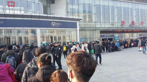 济南:进站排队一刻钟,买好的票只得改签