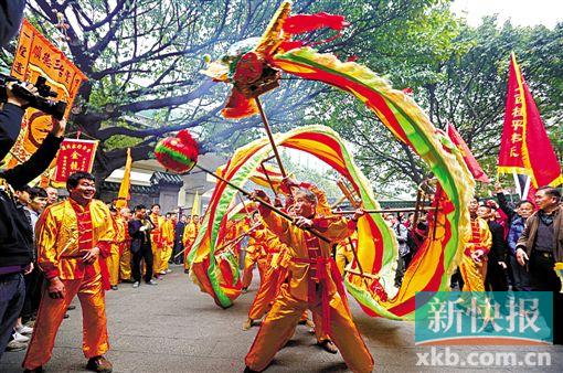■白云区棠溪村的舞龙队伍受邀到三元里村同庆春节,在三元里古庙内表演。　通讯员供图