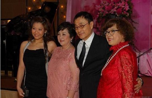 曾狠甩谢霆锋老爸改嫁他人,4亿资产不给老公一