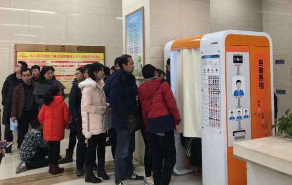 武汉简化护照办理环节,从平均1小时到现在最快