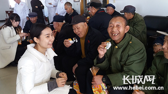 青年志愿者們陪老人們聊天、談心。李瑛 攝