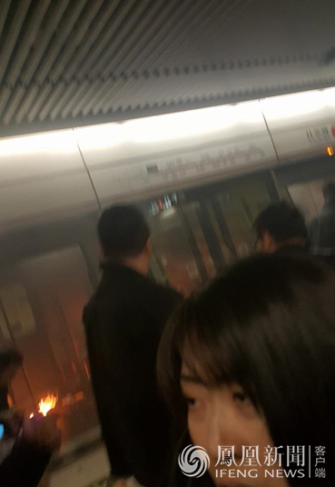 香港地铁在尖沙咀站遭人纵火 多人被烧伤 (组图)