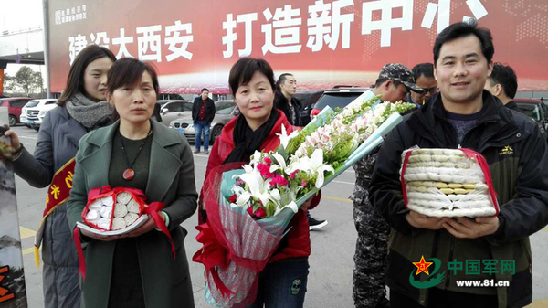 乾县乡亲带上家乡特产迎接亲人回家。记者蔡鹏程 摄