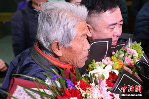2月11日,王琪在亲人的陪伴下走出西安咸阳国际机场,回到阔别50余年的家乡陕西省咸阳市。