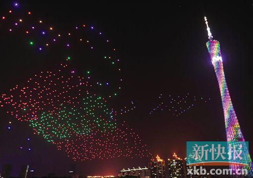 ■昨晚,千架无人机在广州海心沙广场进行表演,“画”出各种图案。    新快报记者 祝贺/摄