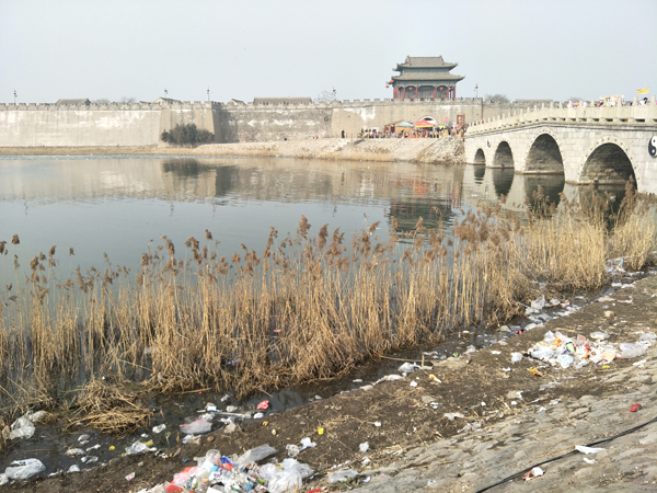 2月5日(初九)下午,澎湃新闻记者在邯郸永年广府古城南门护城河内发现大量生活垃圾,附近村民介绍称,逛庙会的游客太多,垃圾扔的到处都是。 本文图片均为澎湃新闻记者王哿图