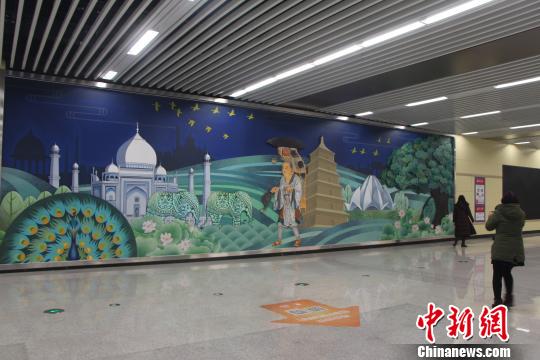 图为西安地铁大雁塔站引发热议的壁画。　阿琳娜 摄