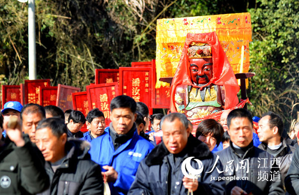 江西婺源举办古徽州“抬汪公”民俗盛会，场面热闹非凡。