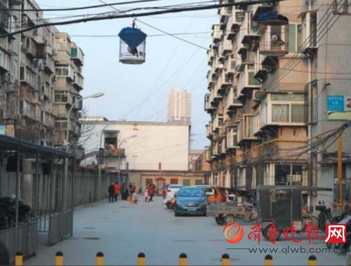 闫千户小区三区内,空地改成了停车位进行出售,惹居民争议。 记者 孟燕 摄