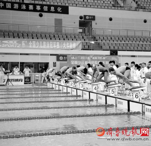 在济南奥体中心游泳馆举行的全国少儿游泳冠军赛成为全国泳坛希望之星初绽光芒的舞台。