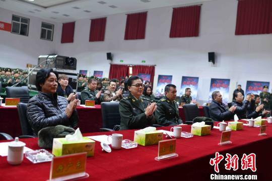 导演陈力、主演王霙等与官兵共同观看影片《血战湘江》。