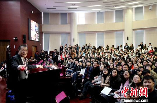数百名南开学子慕名聆听李昌钰演讲。　张道正　摄