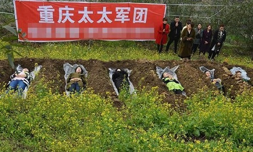 重庆现墓地冥想活动 让离婚女子在坟墓中反