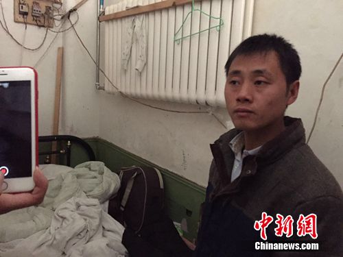 图为“打股救子”父亲樊富贵在北京儿童医院旁租的不到6平米大的房间里接受记者采访。 吕春荣 摄